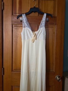 NWT: Bobbles & Lace Butter yellow lace Maxi Dress